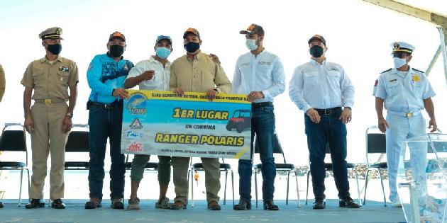Premia Gobernador Cabeza de Vaca a los ganadores del torneo Internacional de Corvina en La Pesca.